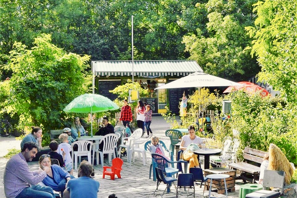 Das Café Eule ist vor allem im Sommer eines der beliebtesten Cafés in Schöneberg.