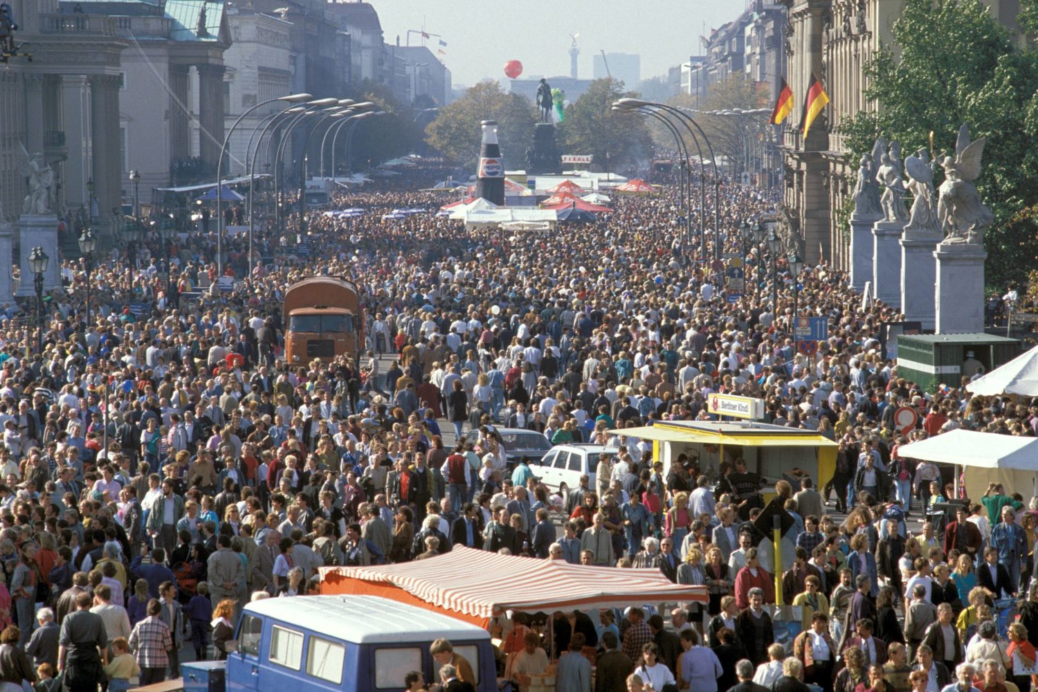 Tausende Berliner feiern die Wiedervereinigung. Foto: Imago/Gueffroy