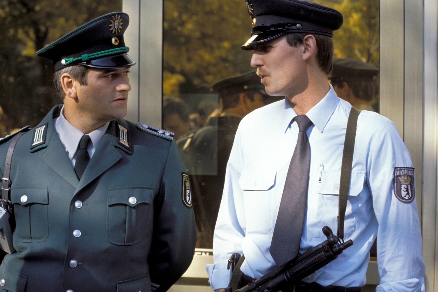 3. Oktober 1990: Wiedervereinigung bei der Polizei: Ostberliner Polizist (li.) und Westberliner Kollege (re.) im Gespräch. Foto: Imago/Gueffroy