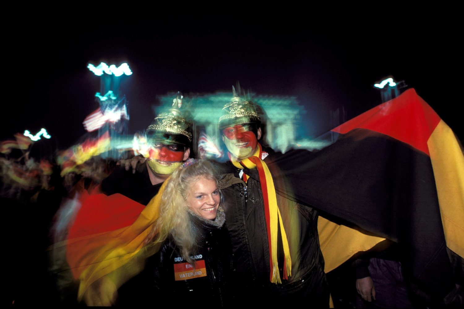 3. Oktober 1990: Glückliche Menschen feiern die deutsche Einheit. Foto: Imago/Dieter Matthes 