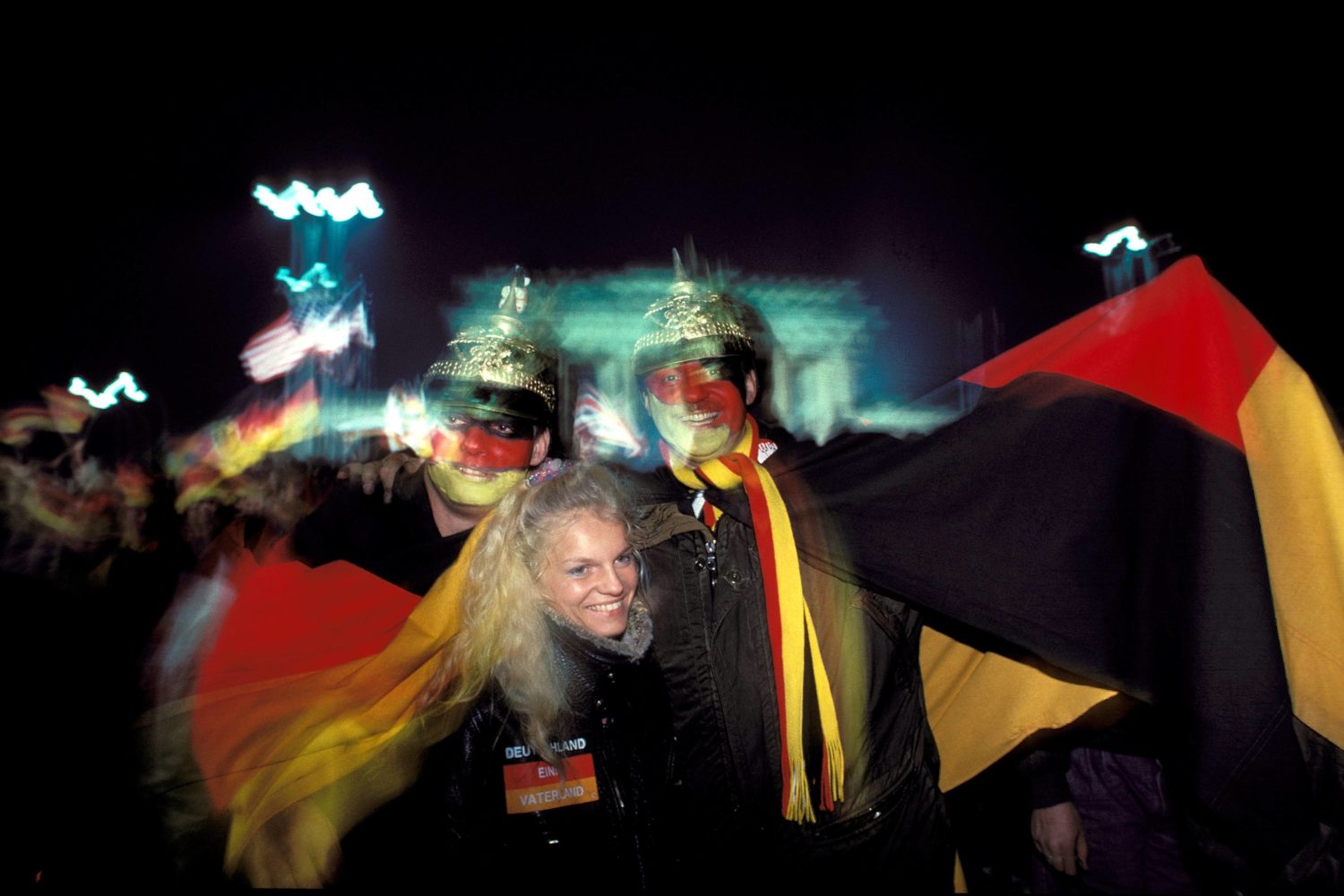 3. Oktober 1990: Glückliche Menschen feiern die deutsche Einheit. Foto: Imago/Dieter Matthes