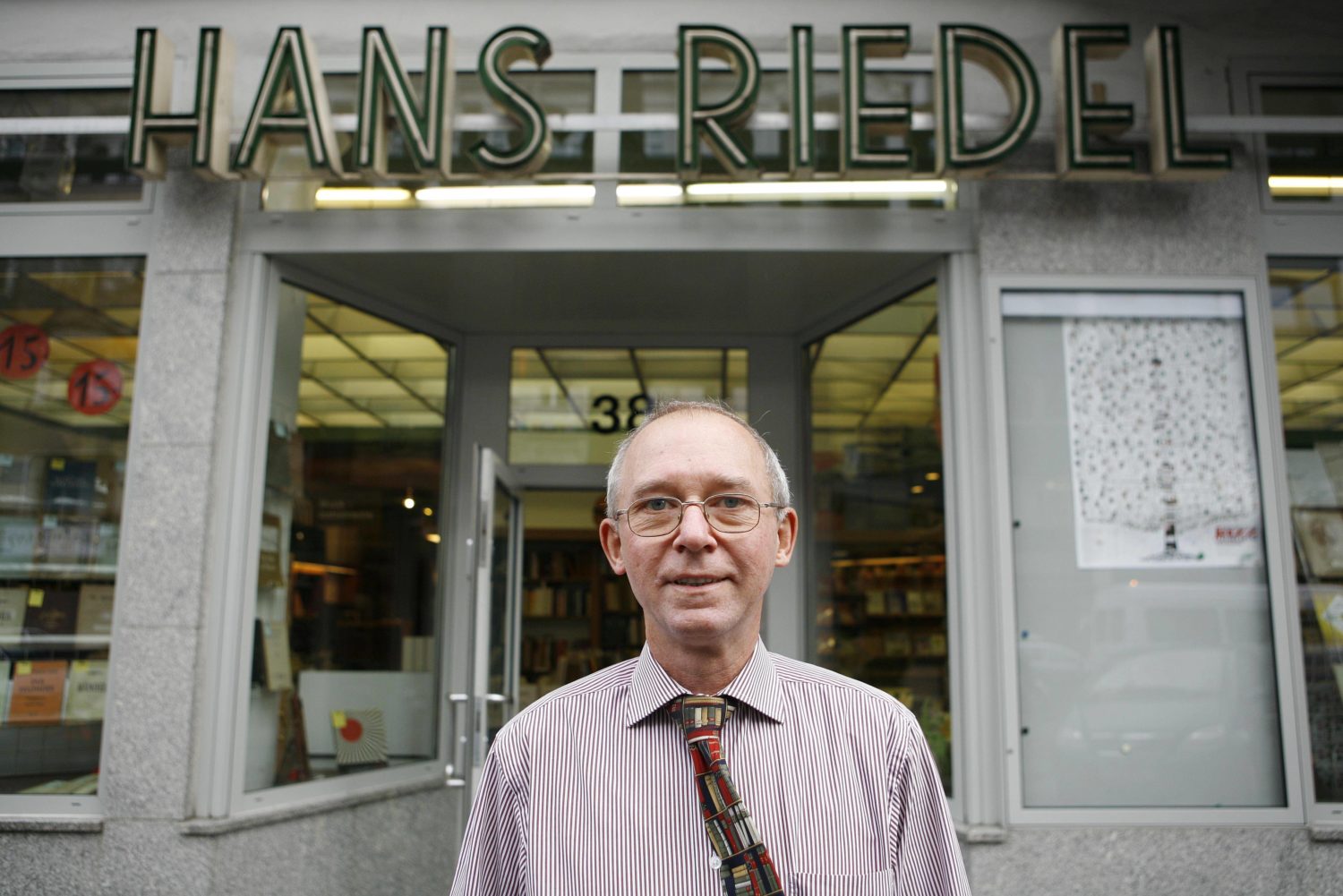 Alte Geschäfte in Berlin: Hans Wolfgang Riedel, Inhaber der Musikalienhandlung Hans Riedel. Foto: Imago/Christian Thiel