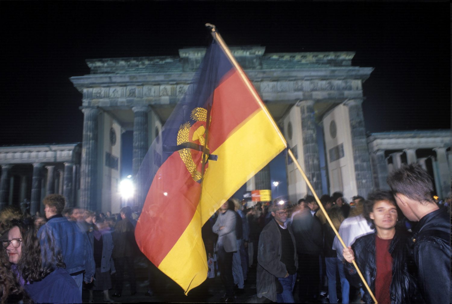 3. Oktober 1990: Das Wappen auf der DDR-Flagge wurde durchgestrichen. Foto: Imago/Imagebroker