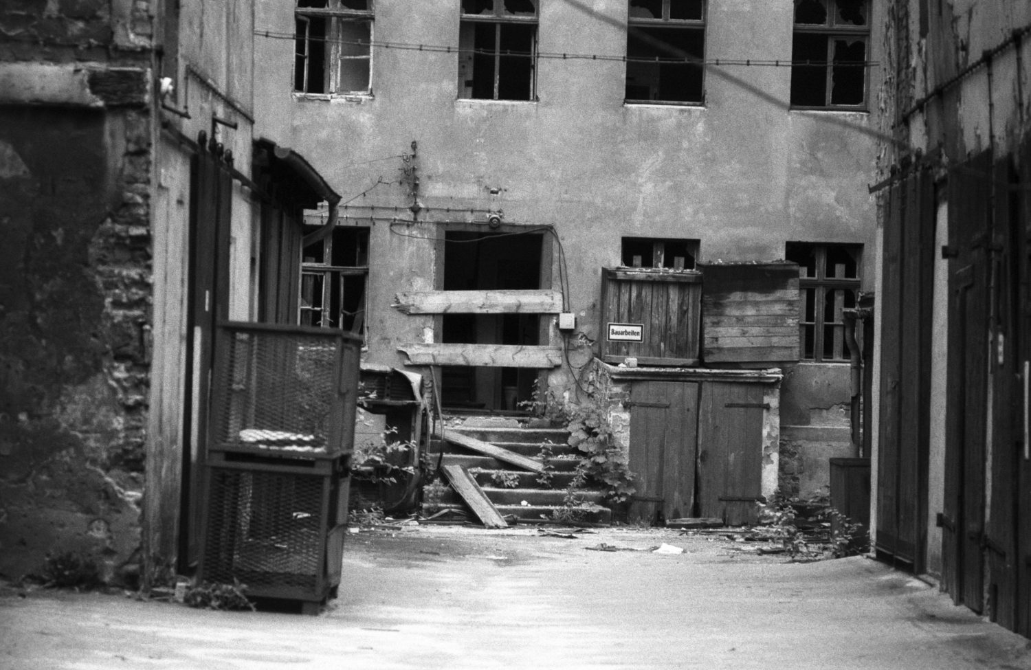 Einsamkeit in Berlin: Verfallener Hinterhof in der Wichertstraße in Prenzlauer Berg, 1989. Foto: Imago/Seeliger
