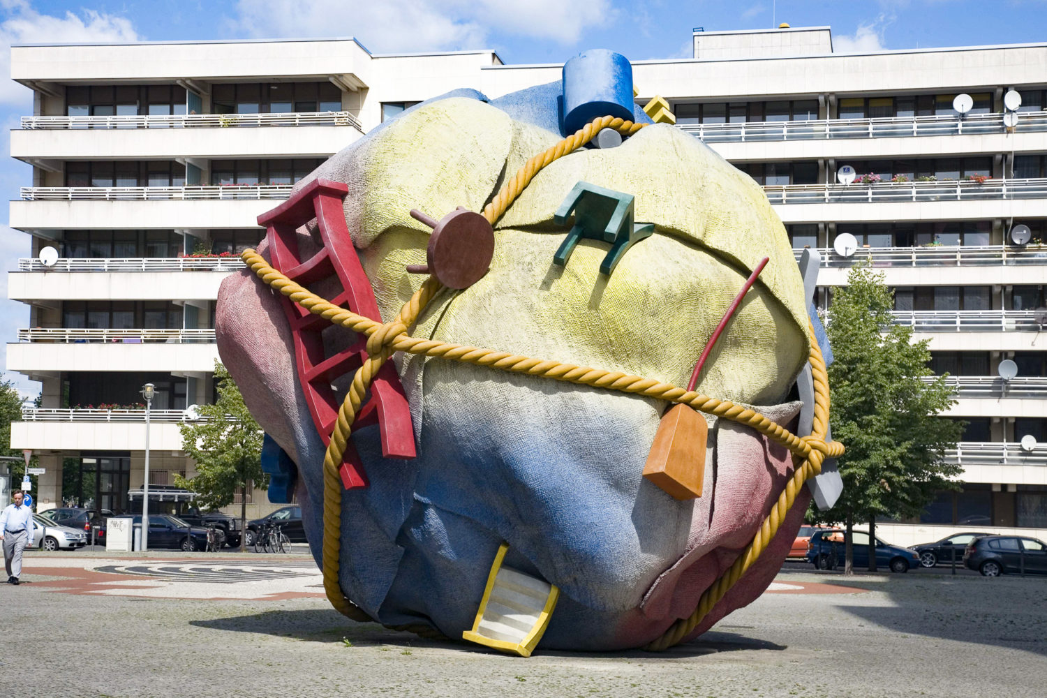 Pop-Art, die daneben ging: Der "Houseball" von Claes Oldenburg in Mitte. Foto: imago images/imagebroker