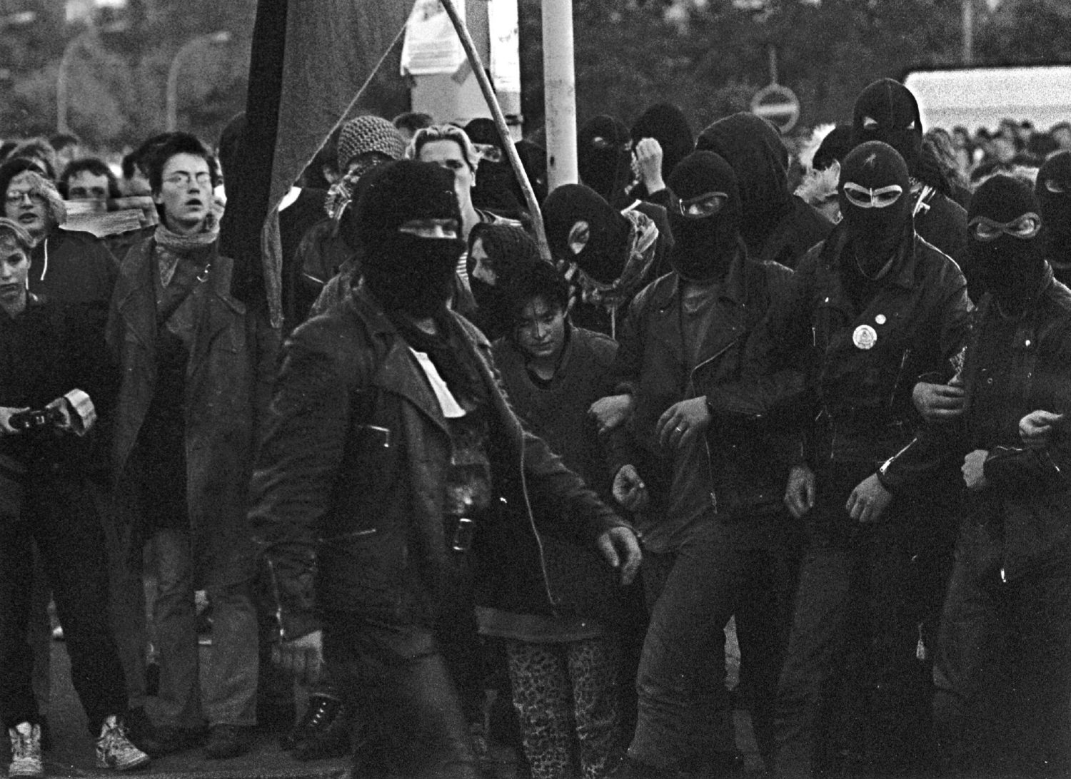 Demo der Autonomen zur Wiedervereinigung am 3. Oktober 1990. Foto: Imago/Rolf Zöllner