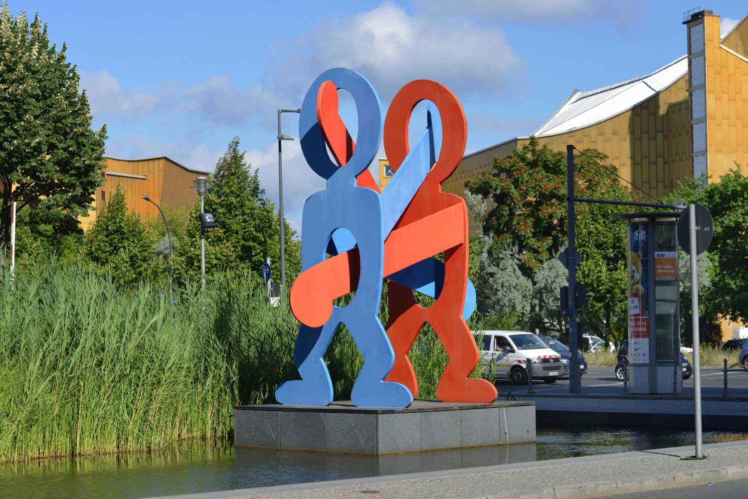 Skulpturen in Berlin: Keith Haring "The Boxers" auf dem Potsdamer Platz. Foto: Imago/Schöning
