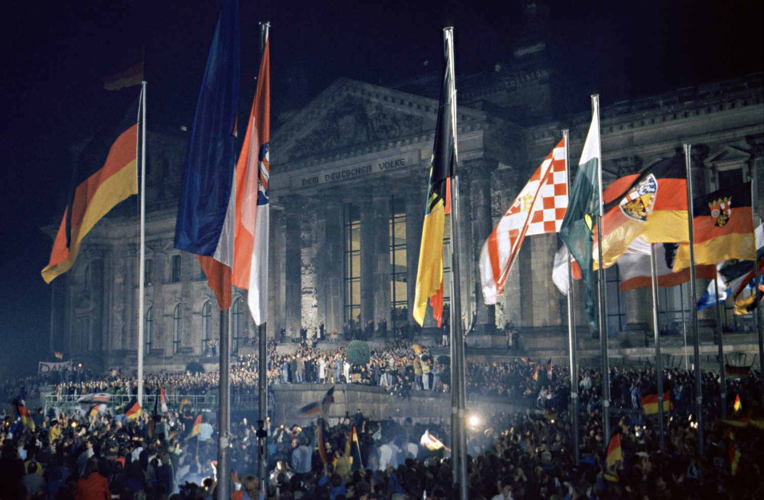 3. Oktober 1990: Staatsakt und offizielle Feiern zur deutschen Wiedervereinigung: Vor dem Reichstag wurden die Bundesflagge sowie die Flaggen aller Bundesländer gehisst. Foto: Imago/EST&OST