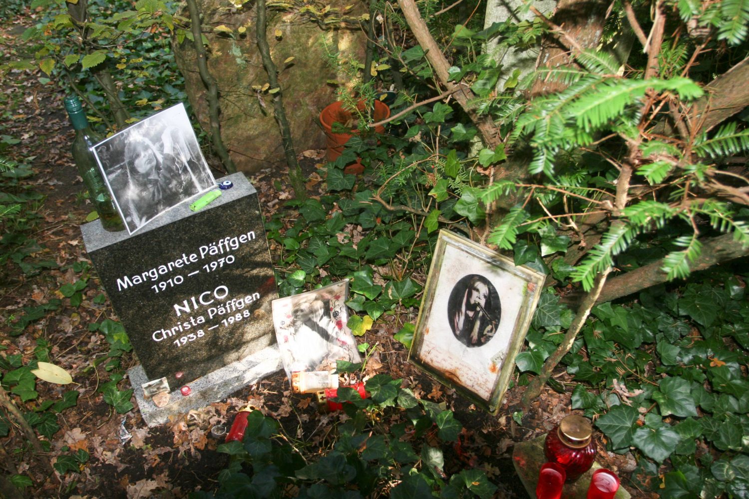 Die schönsten Friedhöfe in Berlin: Grab von Nico, der Sängerin von Velvet Undergrund, auf dem Friedhof in Grunewald. Foto: Imago/Rolf Kremming