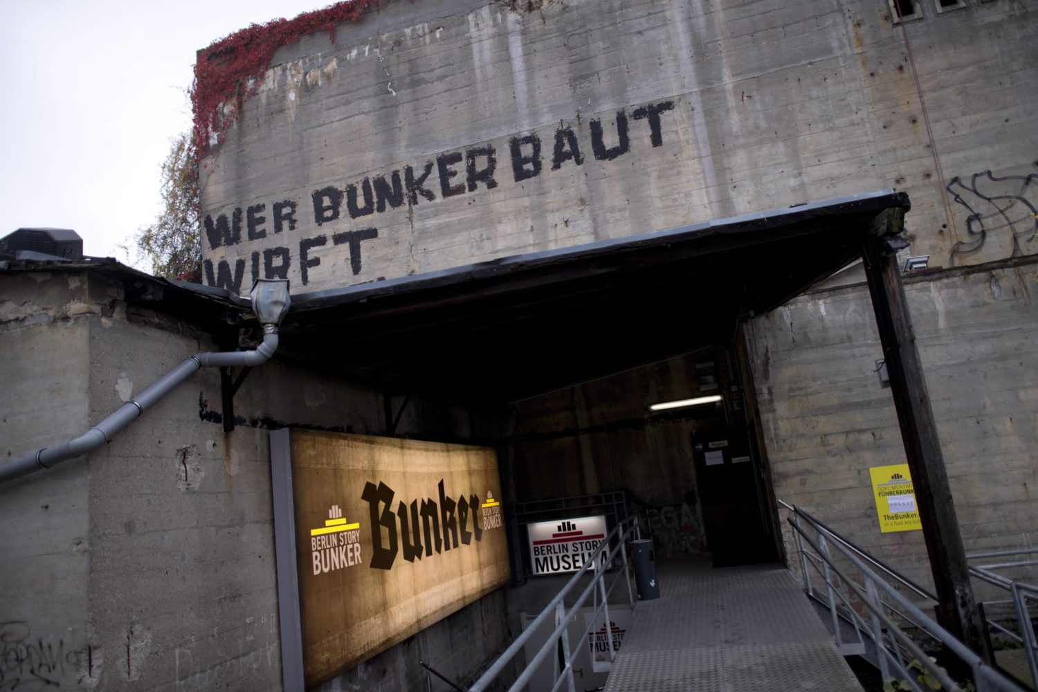 Eingang zur Ausstellung der Dokumentation Führerbunker im Berlin Story Bunker am Anhalter Bahnhof in Berlin. Foto: Imago/IPON