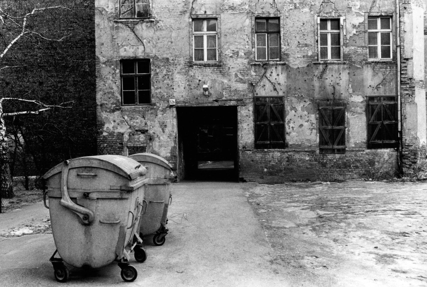 Einsamkeit in Berlin: Wedding, Mülltonnen im Hinterhof, 1988. Foto: Imago/Jürgen Ritter