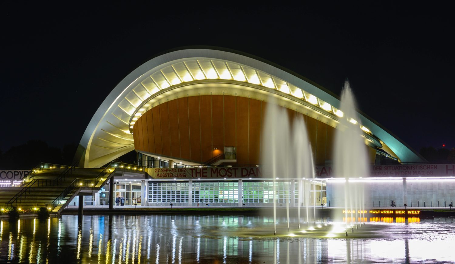 Die Kongresshalle heißt heute Haus der Kulturen der Welt. Ihre architektonischen Formen kommen bei Nacht besonders zur Geltung. Foto: Imago Images/Joko