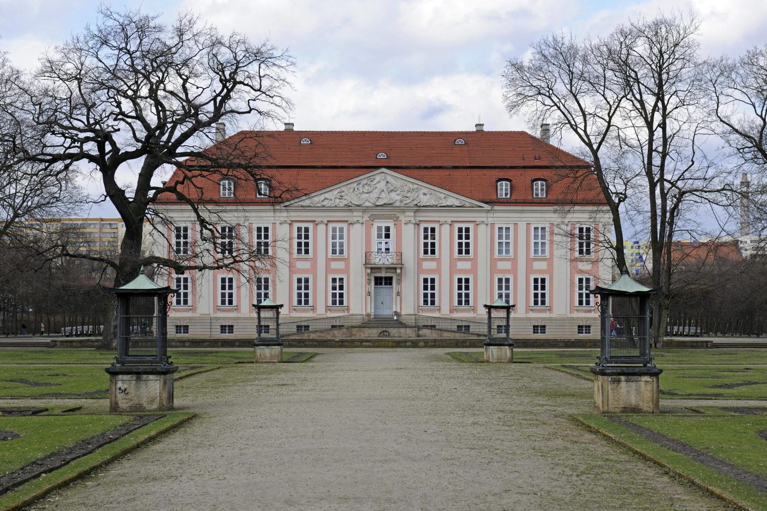 Das Schloss Friedrichsfelde ist beim Besuch des Tierparks einen Abstecher wert. Foto: imago images/imagebroker