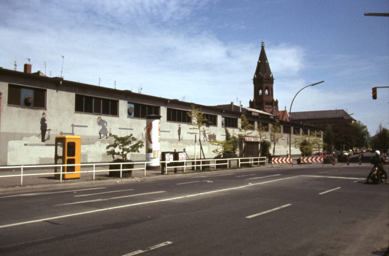 Marheineke Markthalle und Passionskirche, Kreuzberg um 1974. Foto: Imago/Serienlicht