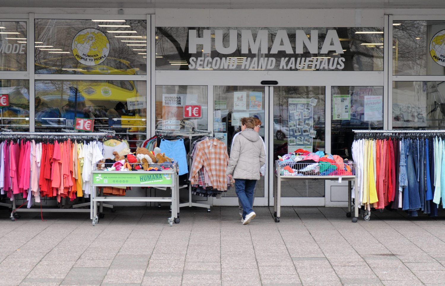 Second Hand Berlin Das Berliner Second-Hand-Kaufhaus Humana hat 17 Filialen in der Stadt.