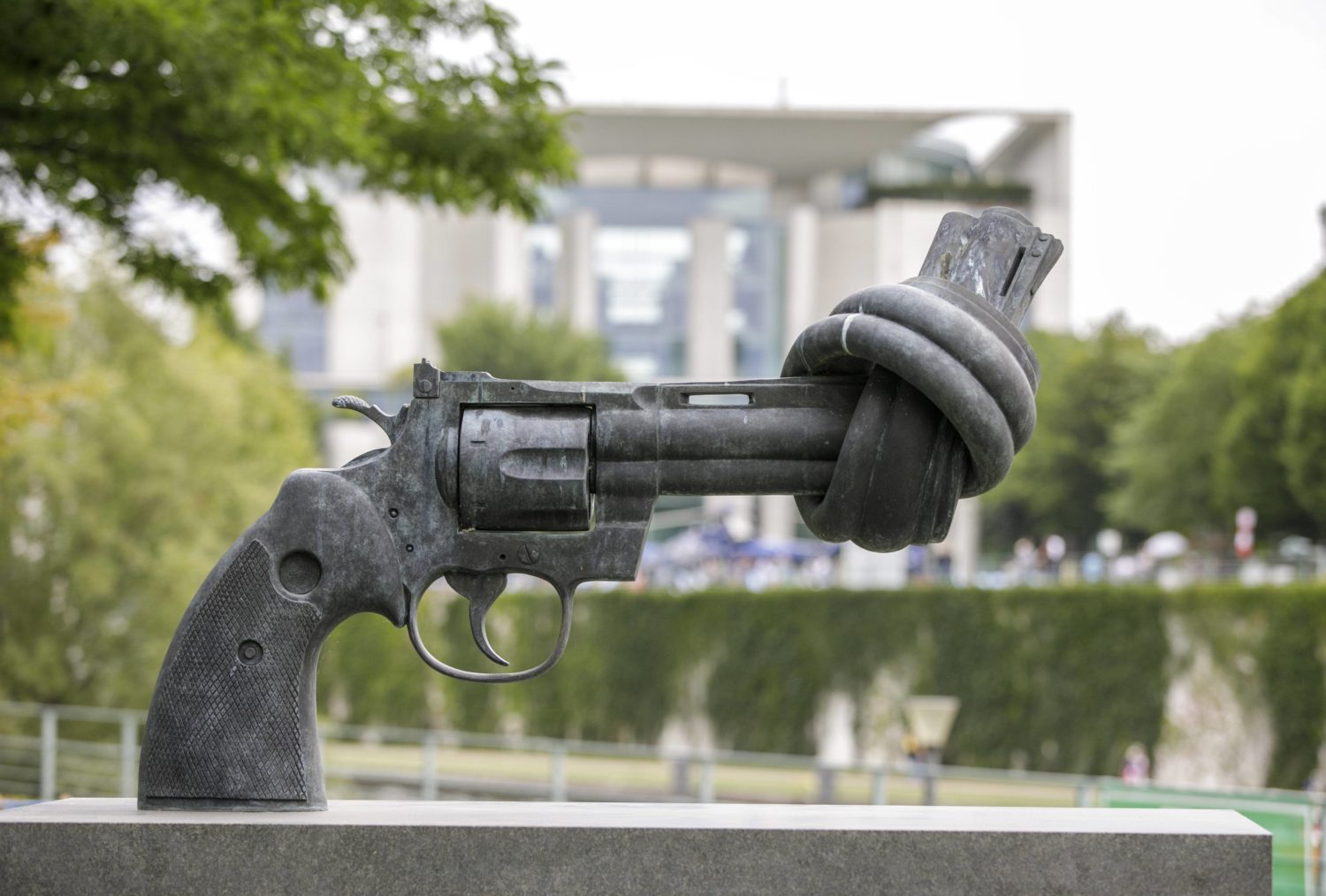 Skulpturen in Berlin: "Non Violence" (verknotete Pistole) des schwedischen Kuenstlers Carl Fredrik Reuterswaerd. Foto: Imago/Photothek