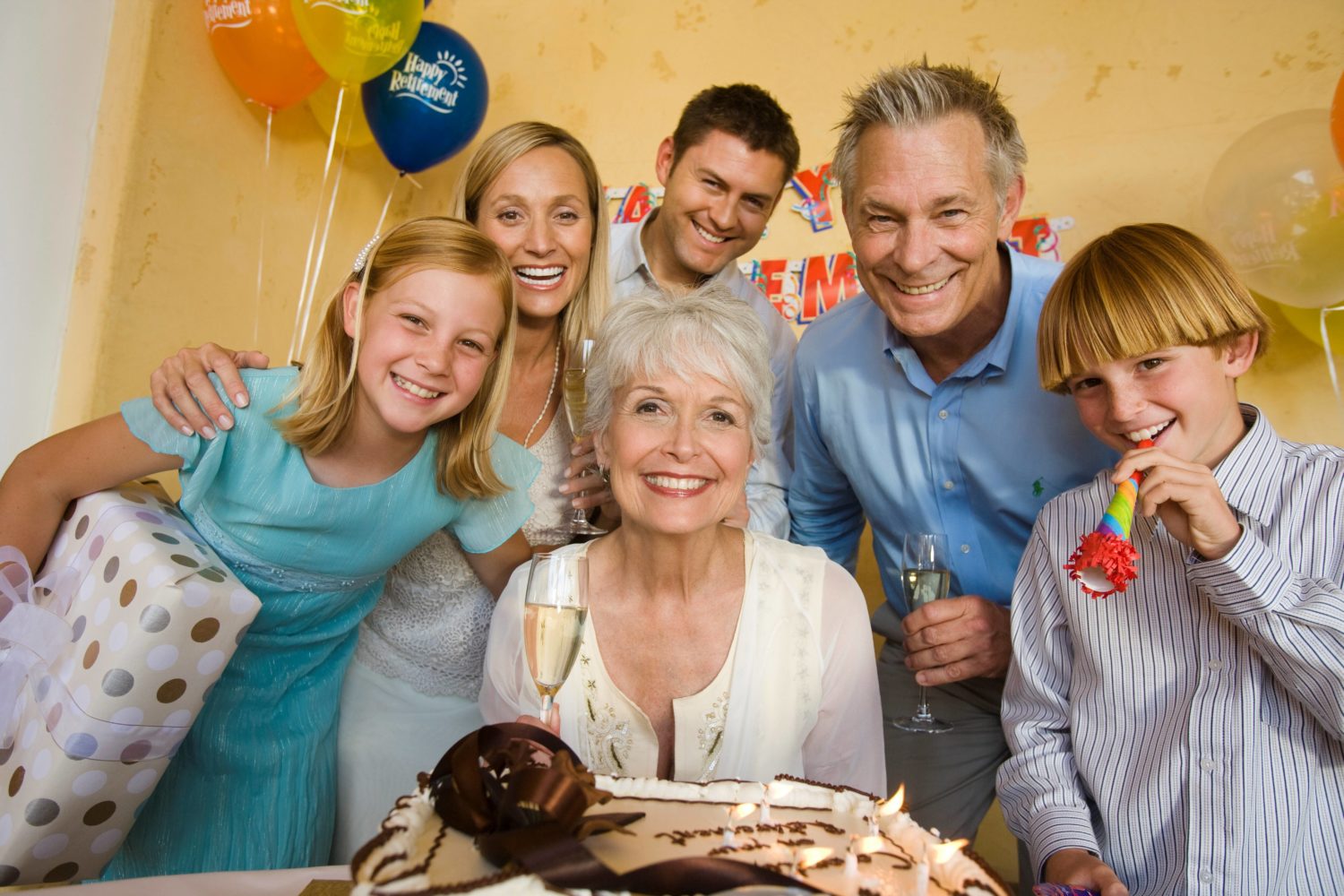Ansteckung mit Corona: Erst fröhlich mit Oma gefeiert, dann alle krank? Familienfeiern sind ein Top-Ansteckungsszenario. Foto: Imago Images/inigimage