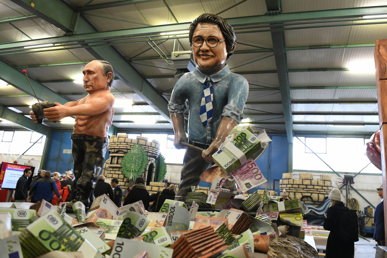 Andreas Scheuer kippt auf dem Karneval das Geld deutscher Steuerzahler in ein Maut-Gab.