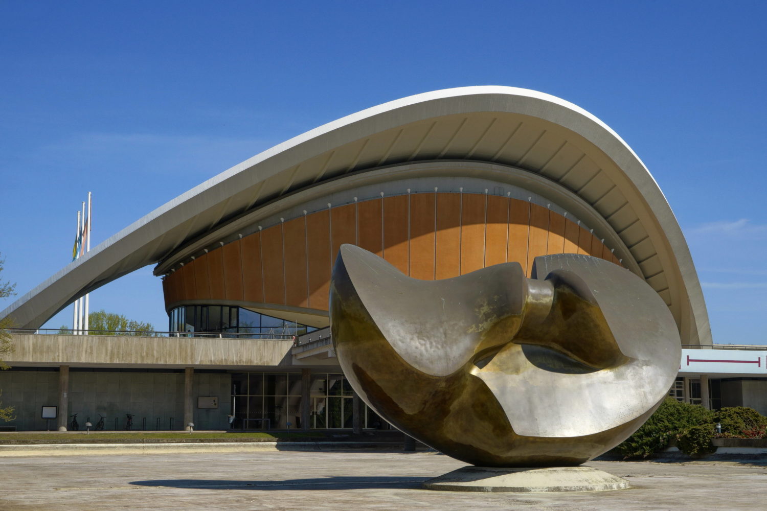 Skulpturen in Berlin: "Large Divided Oval: Butterfly" von Henry Moore vor dem Haus der Kulturen der Welt. Foto: Imago/POP-EYE/Christian Behring