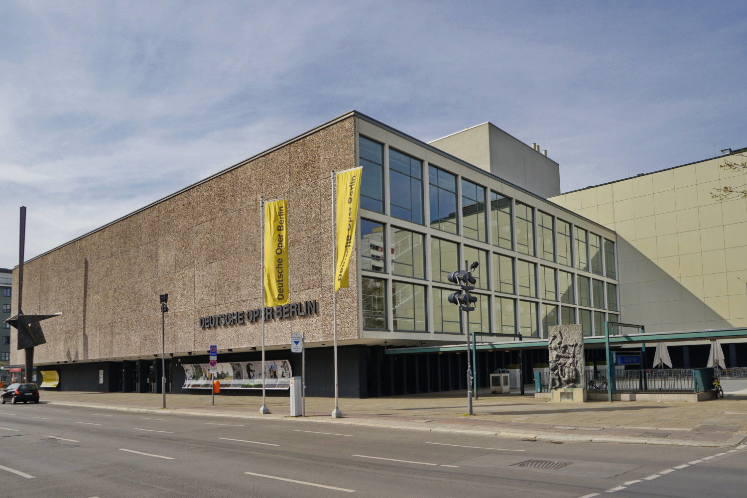 Die ehrwürdige Staatsoper lag auf DDR-Gebiet, West-Berlin baute sich daher ein eigenes Opernhaus. Foto: Imago/POP-EYE