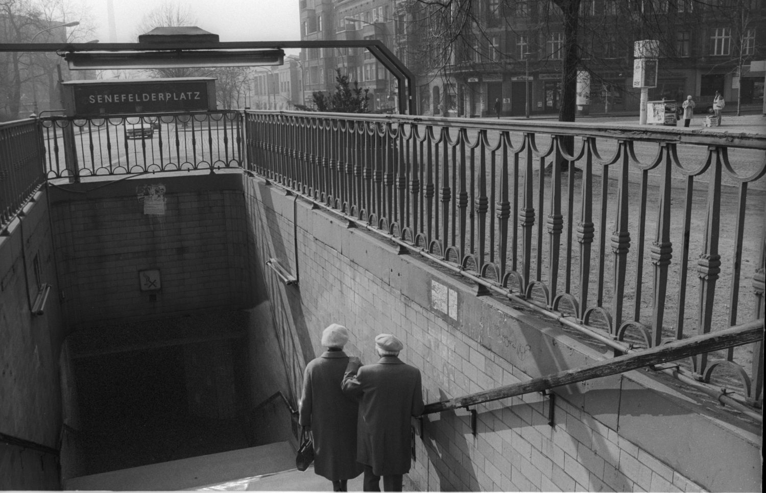Einsamkeit in Berlin: Älteres Paar am U-Bahnhof Senefelderplatz, 1989. Foto: Imago/Rolf Zöllner