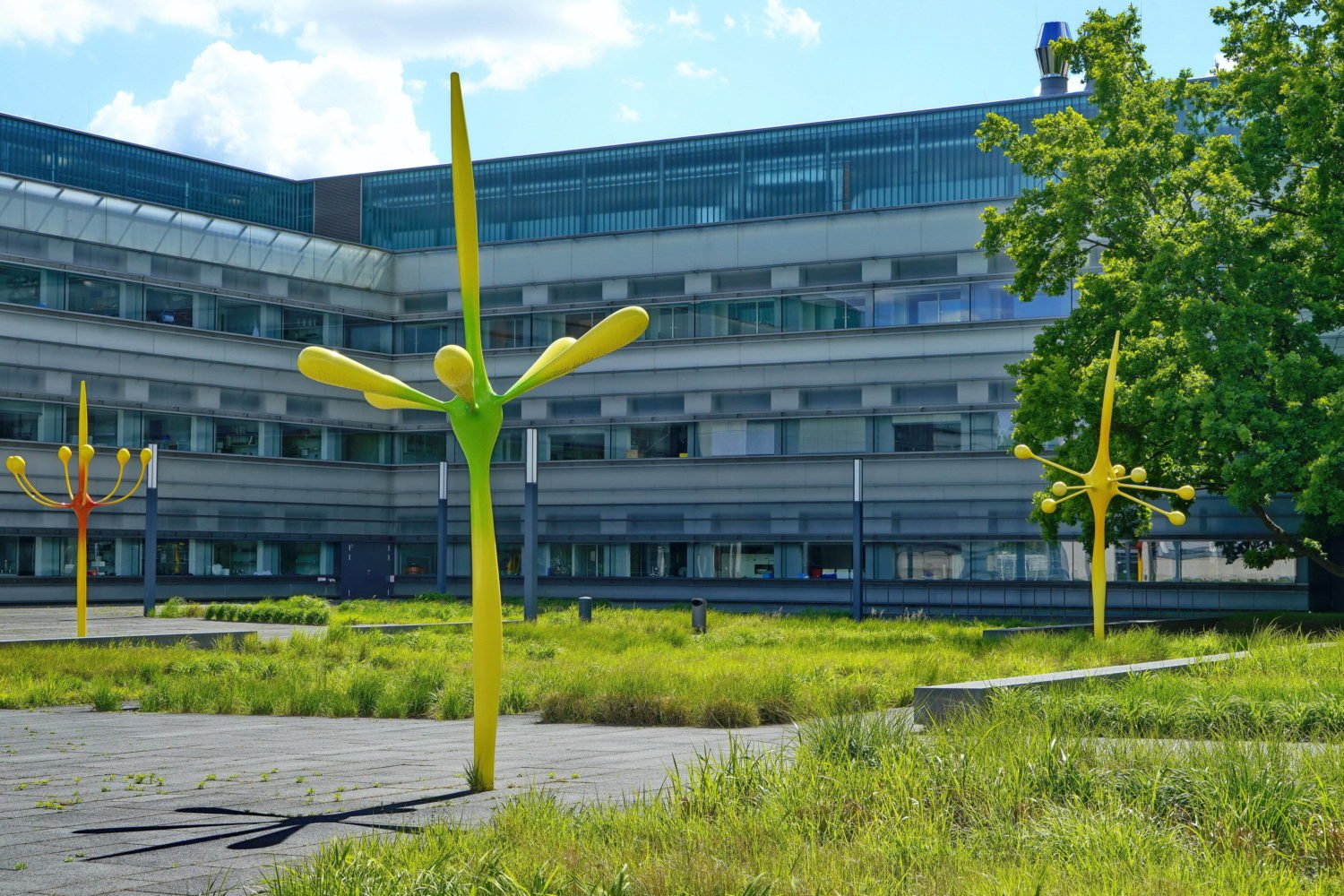 Die Funken-Skulpturen von Chili Seitz in Adlershof. Foto: imago images/POP-EYE