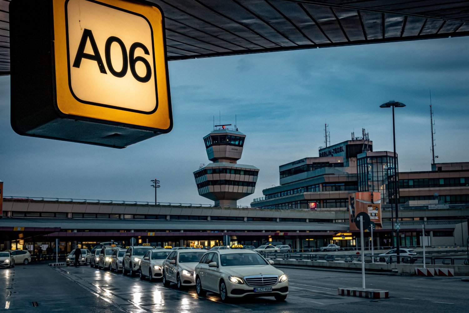Flughafen Tegel: Aussteigen, drei Schritte, Gate: In Tegel trennten Ankunft und Sicherheitscheck manchmal nur wenigen Meter. Foto: Imago Images/Ritter 