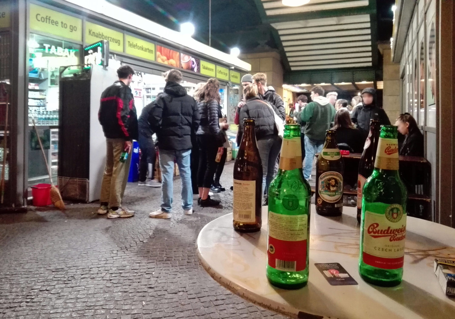 Alltägliche Szenen: Junge Menschen vor einem Späti in Berlin. Lieber Party statt Corona-Nachsicht – ist der Vorwurf gerechtfertigt? Foto: Imago Images/Sabine Gudath