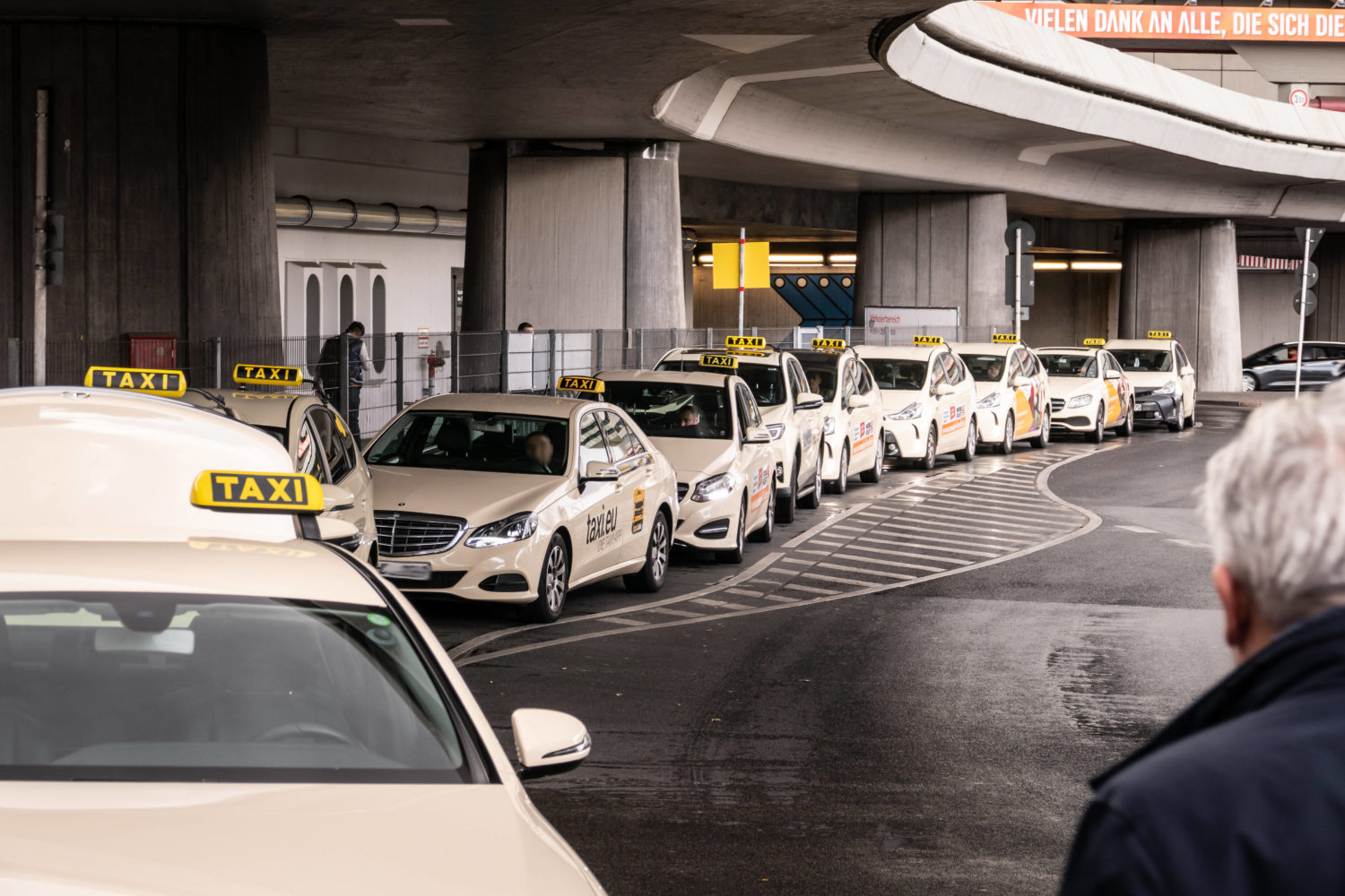 BER-Eröffnung Taxis am Berliner Flughafen Tegel: 5000 zugelassene Taxis haben 2019 "gerade einmal so gereicht". 