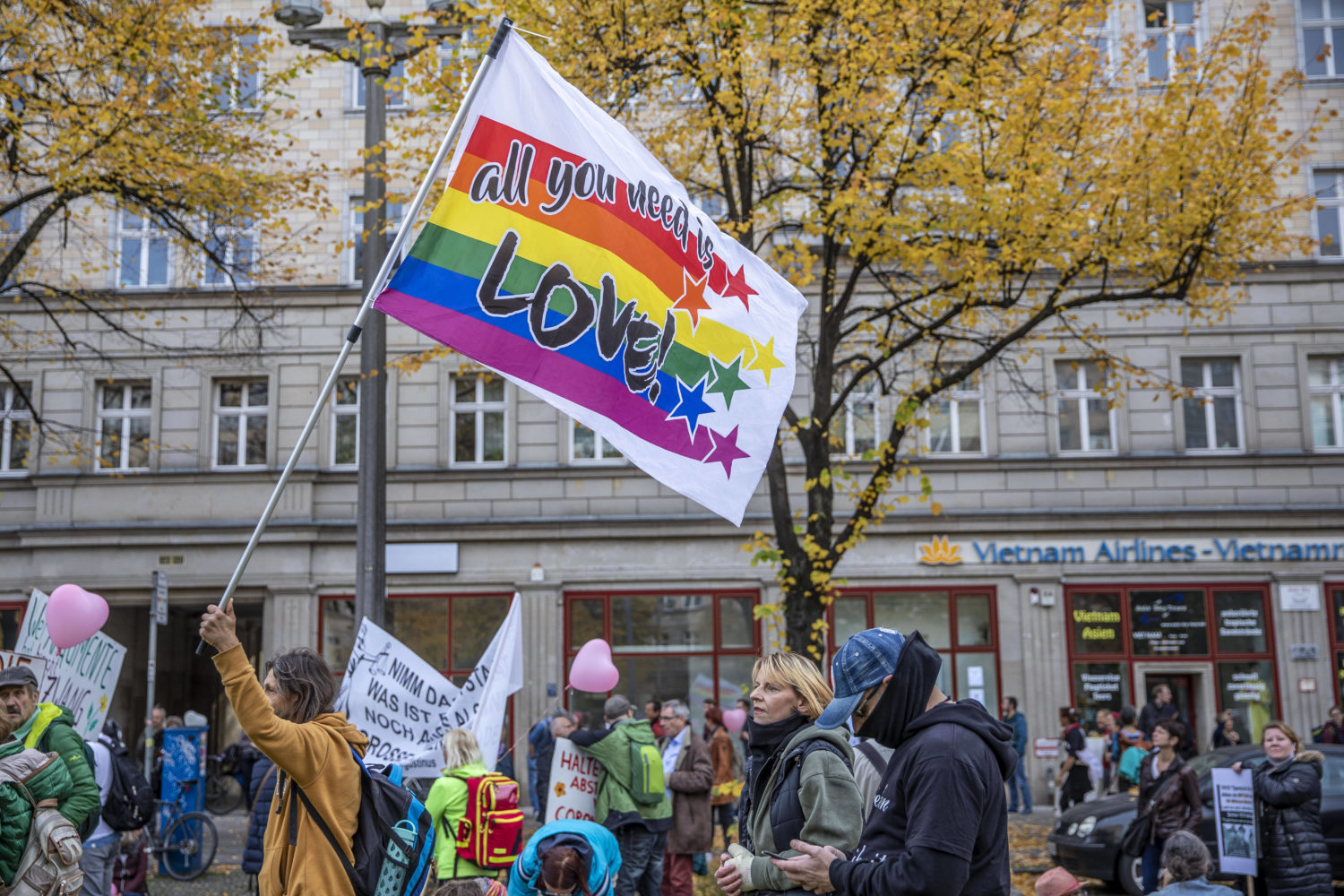 "Querdenken"-Demo am 25.10.2020 in Berlin. Shermin Langhoff sieht mit den Corona-Leugner-Aufmärschen Horkheimers Faschismus-Thesen bestätigt. Foto: imago images/ZUMA Wire