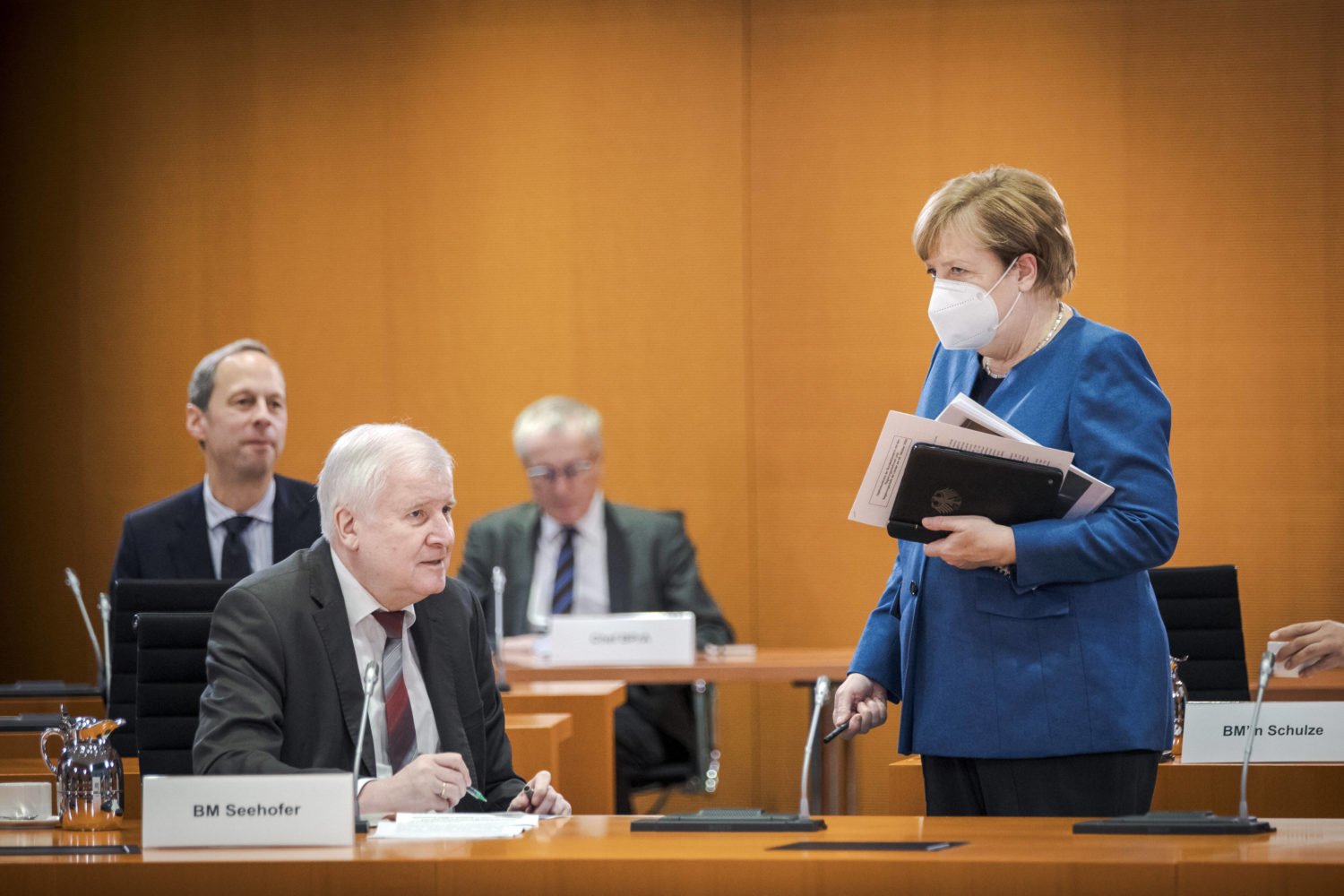 Innenminister Horst Seehofer und Bundeskanzlerin Angela Merkel bei einer Kabinettssitzung. Bundesweit sind härtere Coronam-Maßnahmen beschlossen. Foto: Imago Images/Photothek