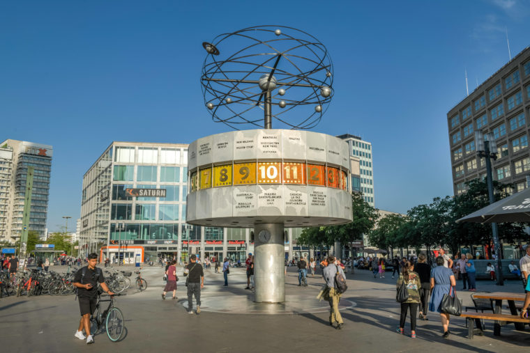 Die Weltzeituhr am Alexanderplatz in Berlin-Mitte ist beliebter Treffpunkt für Berliner*innen und Touristen. Foto: imago/Joko