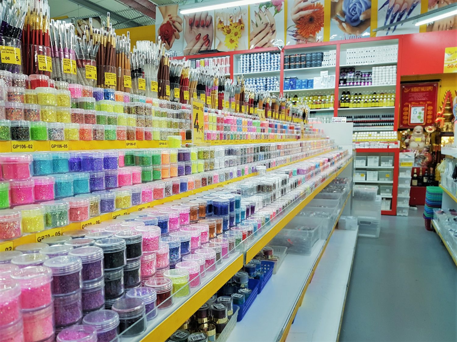 Einige Geschäfte im Dong Xuan Center bieten Zubehör für Nagel- und Kosmetikstudios. Foto: Stefanie Kaiser