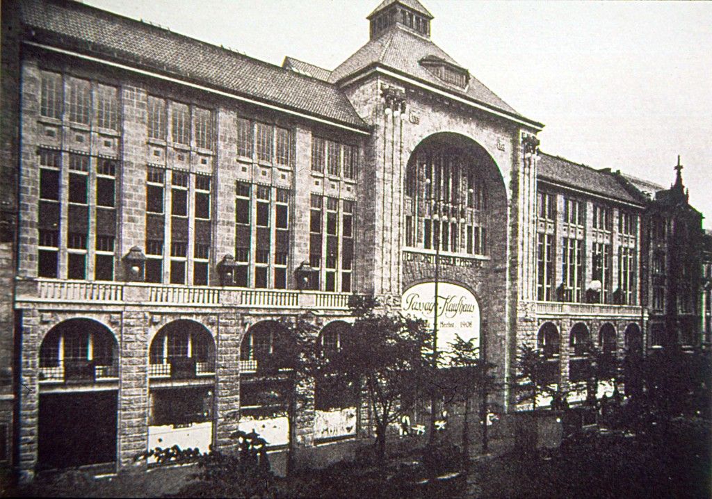 Einst eine Ladenstraße, dann besetztes Kunsthaus, Aufnahme ca. 1909. Foto: Public Domain