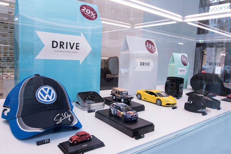 Friedrichstraße Im Volkswagen Group Forum werden Modellautos des Autokonzern verkauft, zudem finden in den hellen Räumen regelmäßig Ausstellungen und Diskussionsrunden statt. 