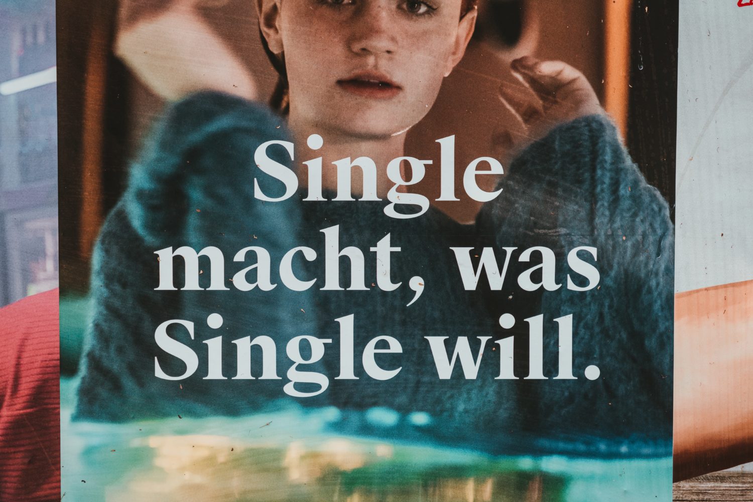 Werbung für eine Dating-App. Foto: Unplash/Claudio Schwarz