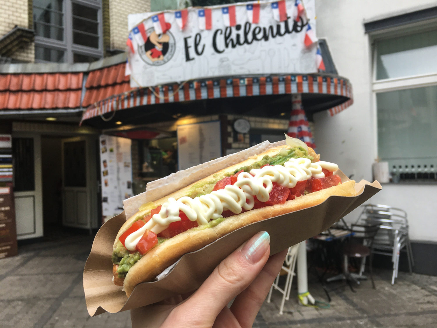 Bergmannstraße Completo nennt sich die chilenische Hotdog-Variante: Ins Brot kommen neben dem Würstchen Tomaten, Guacamole, Sauerkraut und Mayo.