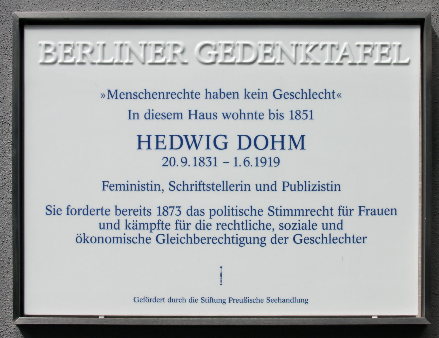 Diese Gedenktafel in der Friedrichstraße 235 in Kreuzberg gedenkt der Berliner Frau Hedwig Dohm.