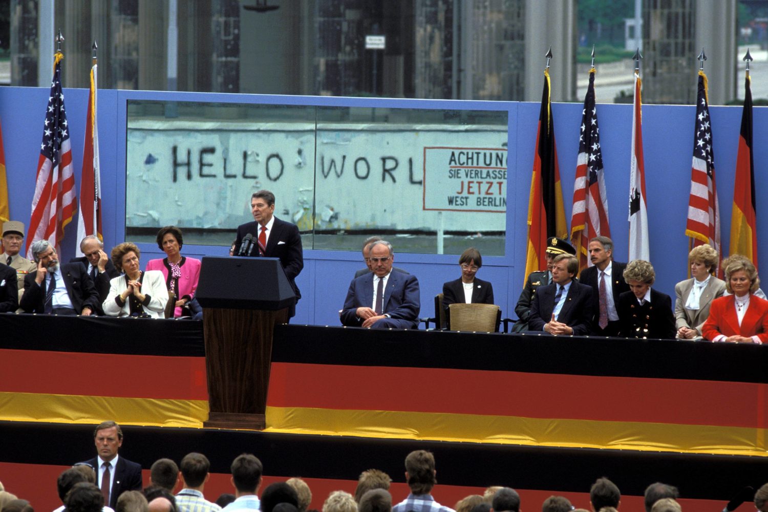 US-Präsidenten in Berlin: 1987 war das Brandenburger Tor für Reagan die perfekte Kulisse. Foto: Imago Images/Günter Schneider