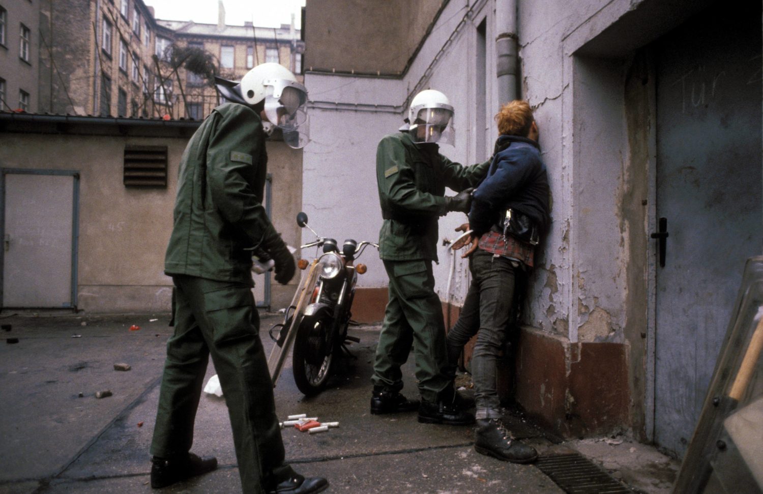 Polizisten fesseln einen Hausbesetzer. Foto: Imago/Werner Schulze