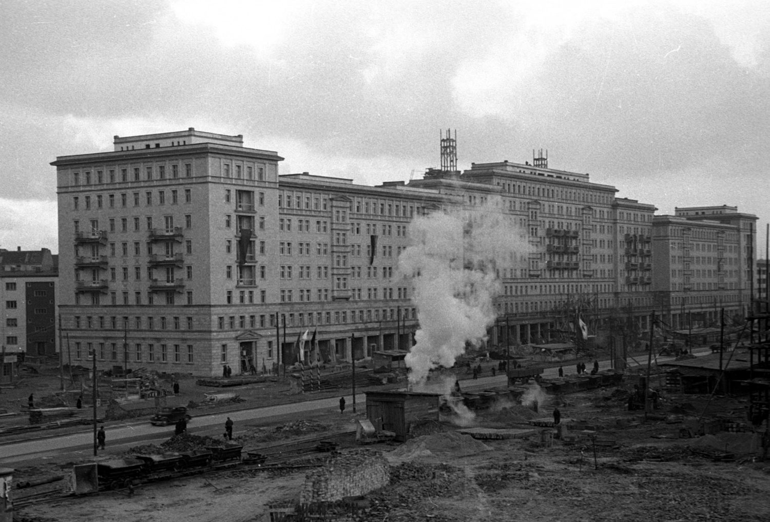 Berlin 1950er: Baustelle auf der Stalinallee, um 1952. Foto: Imago Images/Marco Bertram