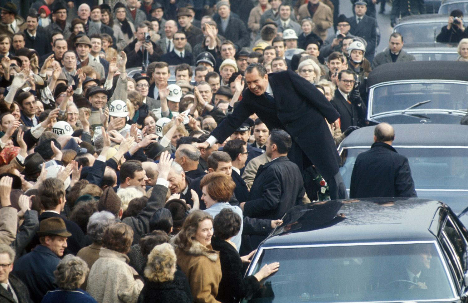 US-Präsident Richard Nixon genießt die Begeisterung der Berliner. Foto: Imago Images/Sven Simon