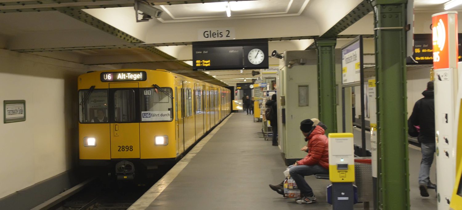 U-Bahnlinie U6 fährt am U-Bahnhof Französische Straße. Foto: Imago/Bernd Friedel 