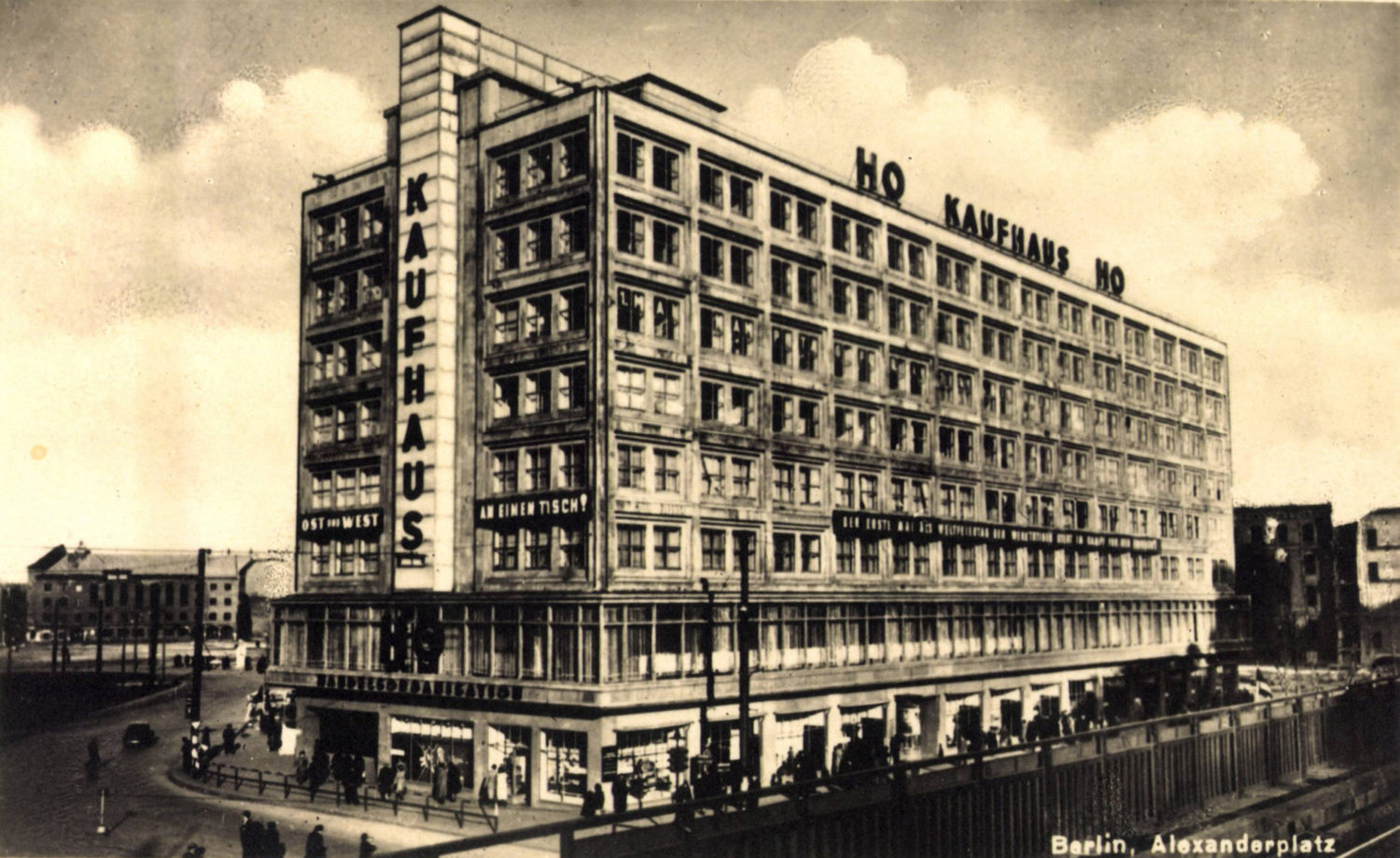 Kaufhäuser in Berlin: HO Kaufhaus am Alexanderplatz, Anfang der 1930er-Jahre. Foto: Imago/Arkivi
