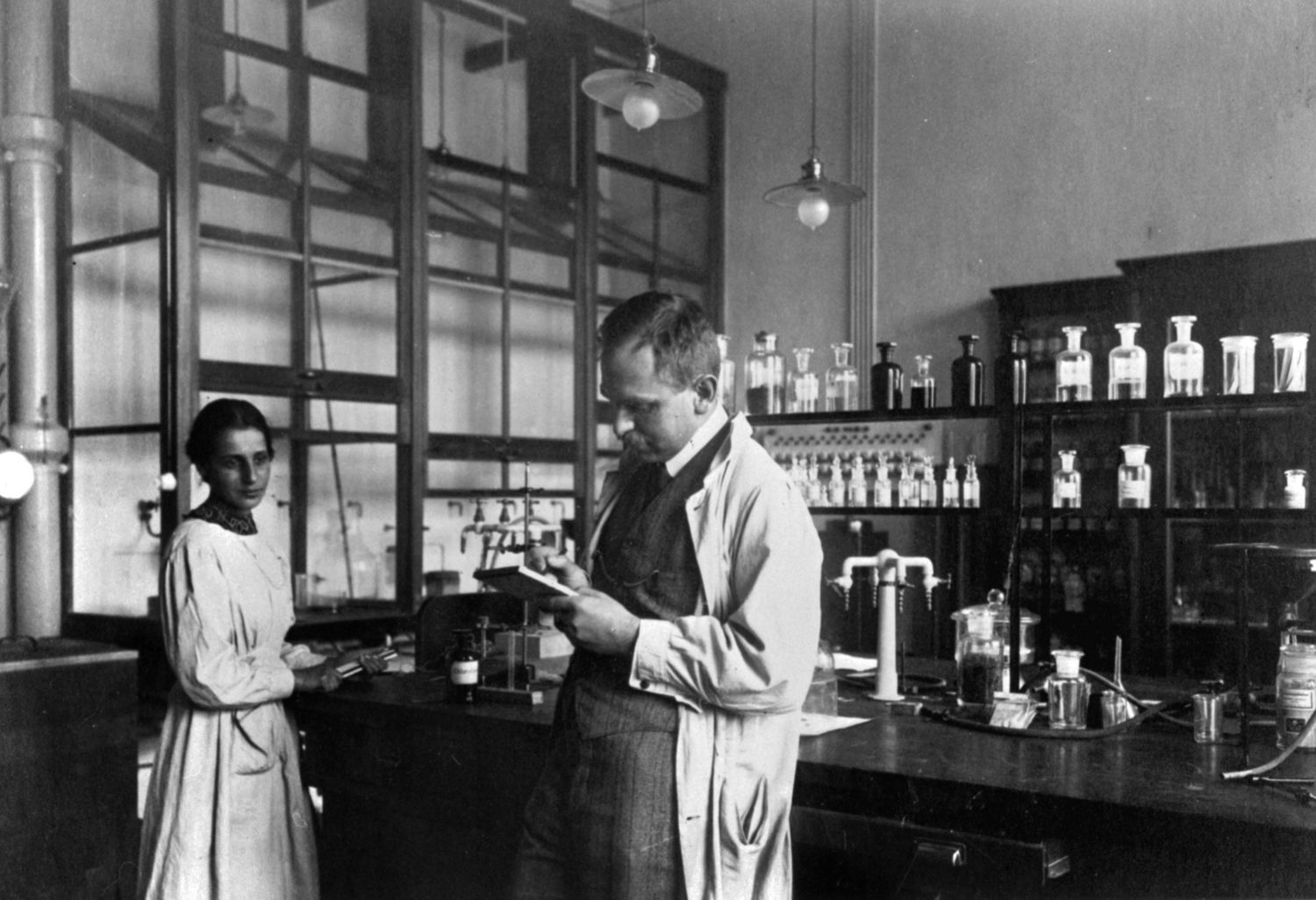 Lise Meitner forschte viel mit Otto Hahn. Gemeinsam haben sie Entdeckungen gemacht, die die Physik veränderten. 