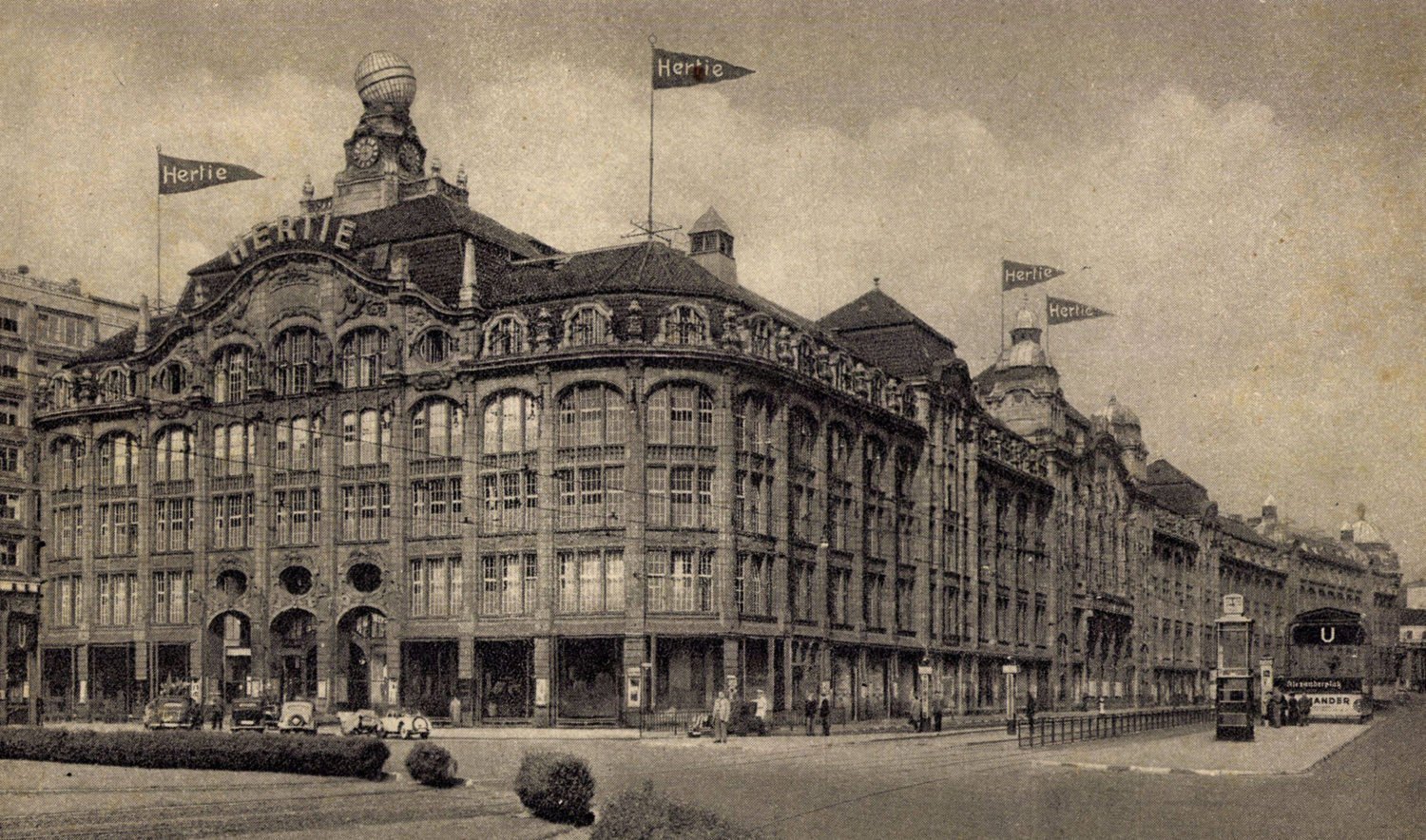 Kaufhäuser in Berlin: Hertie Warenhaus am Alexanderplatz, 1911. Foto: Imago/Arkivi