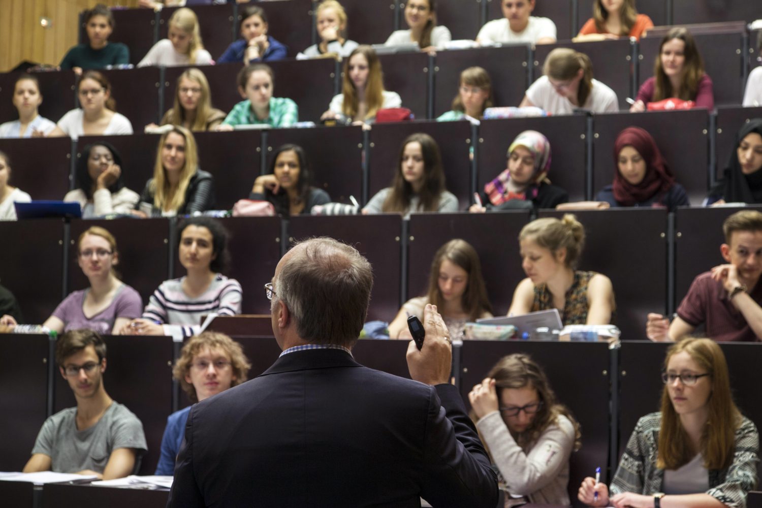 Wer vor Studierenden doziert, hat Macht und Einfluss. Das kann schiefgehen: Einige Professoren neigen zu Machtmissbrauch. Foto: Imago Images/Döring