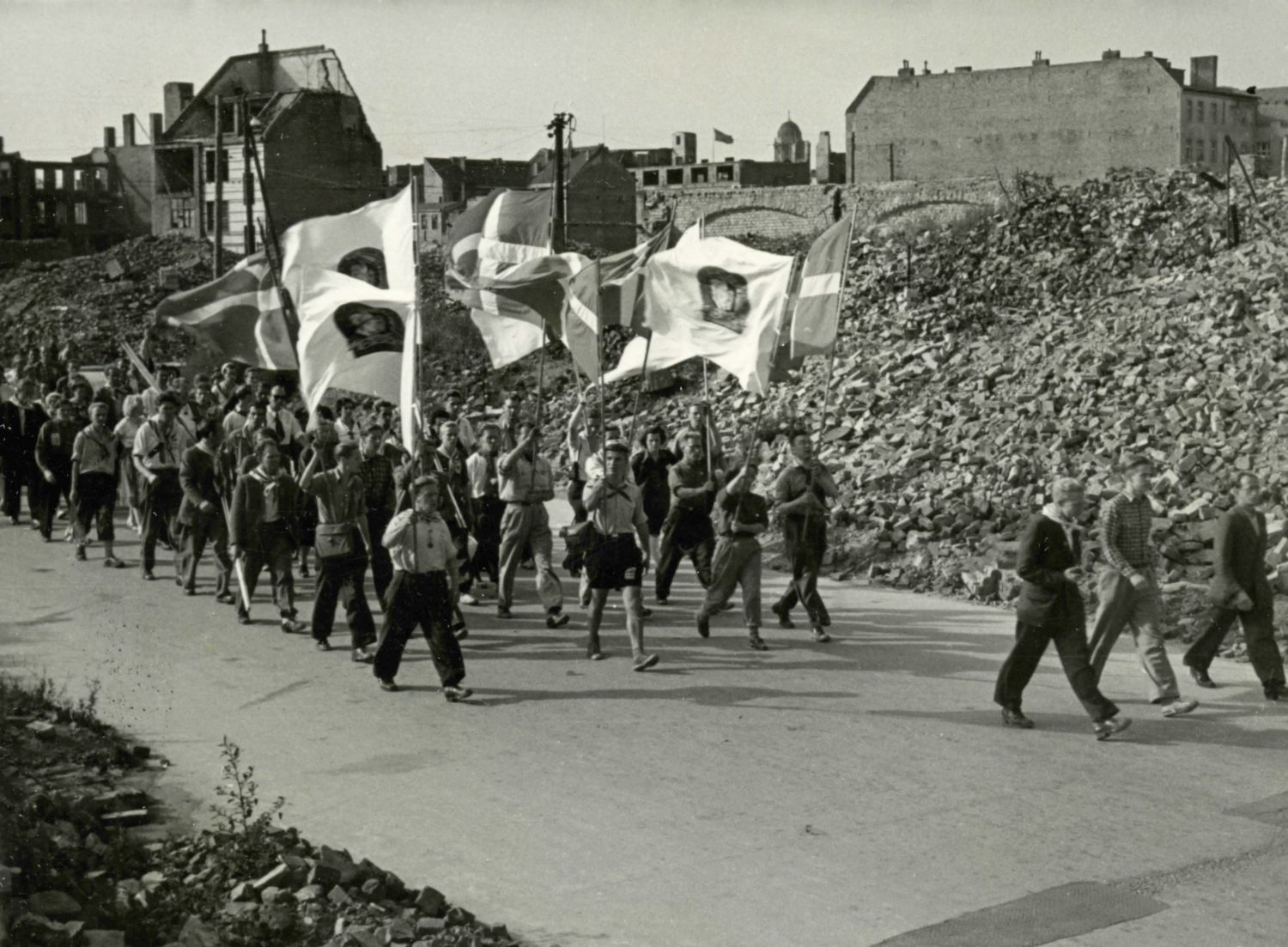 Eine Friedensdemonstration zwischen Trümmern, Sommer 1950. Foto: Imago Images/Cola Images