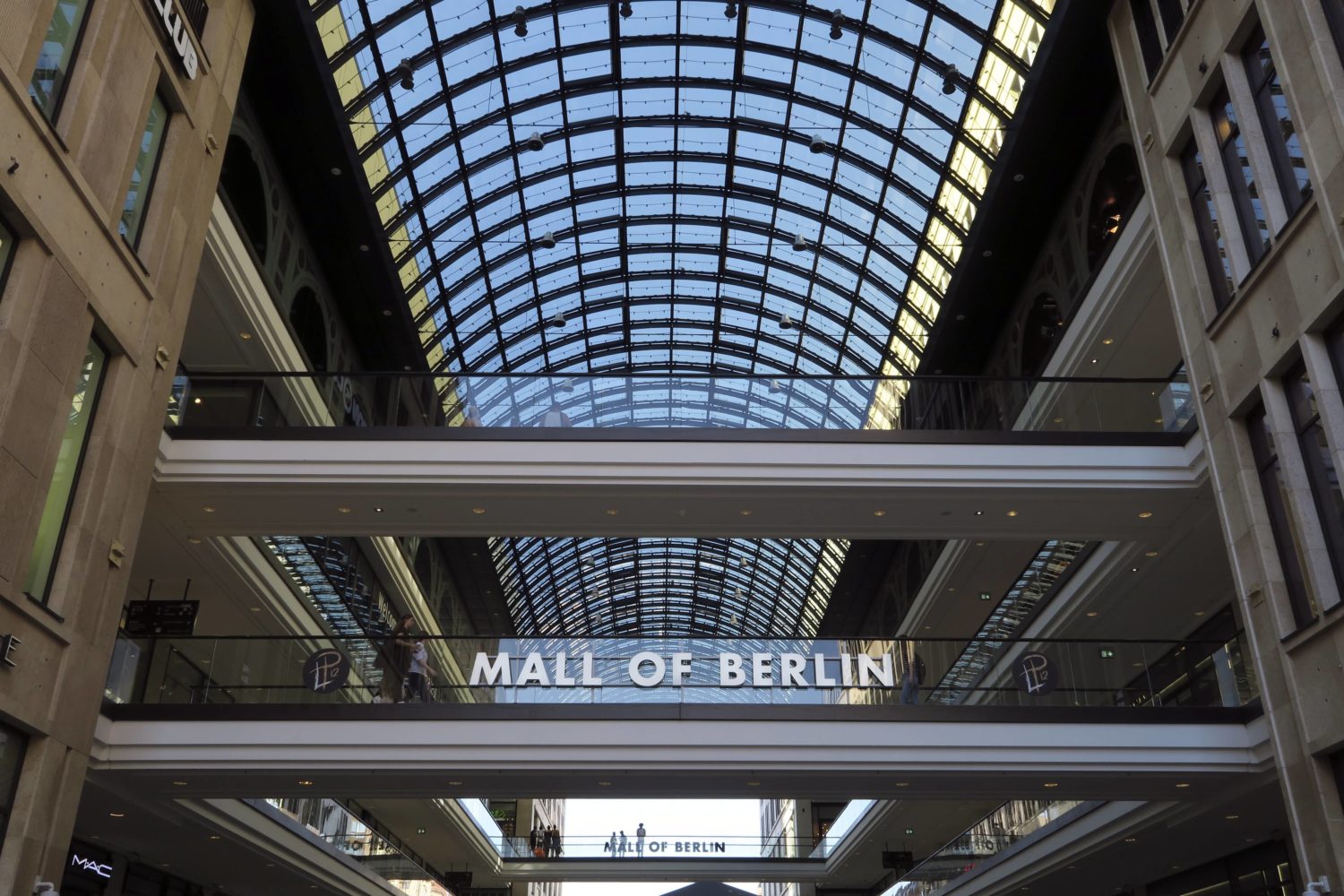 In etwa 300 Geschäften lässt es sich vielseitig shoppen in der Mall of Berlin.