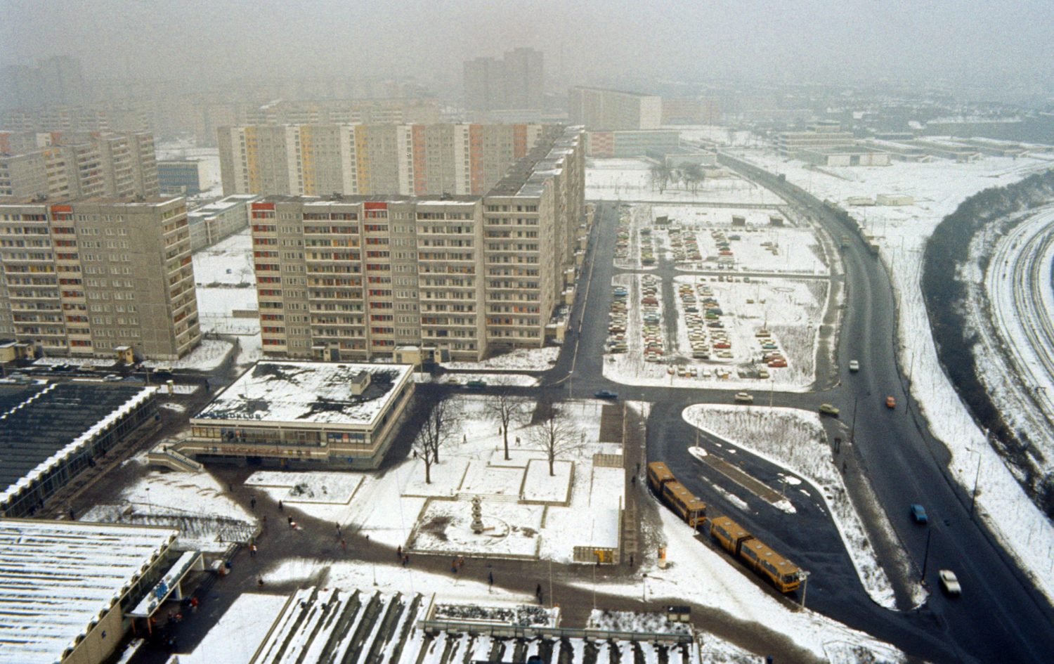 Schnee in Berlin: Plattenbausiedlung in Marzahn, Winter 1985. Foto: Imago/Frank Sorge